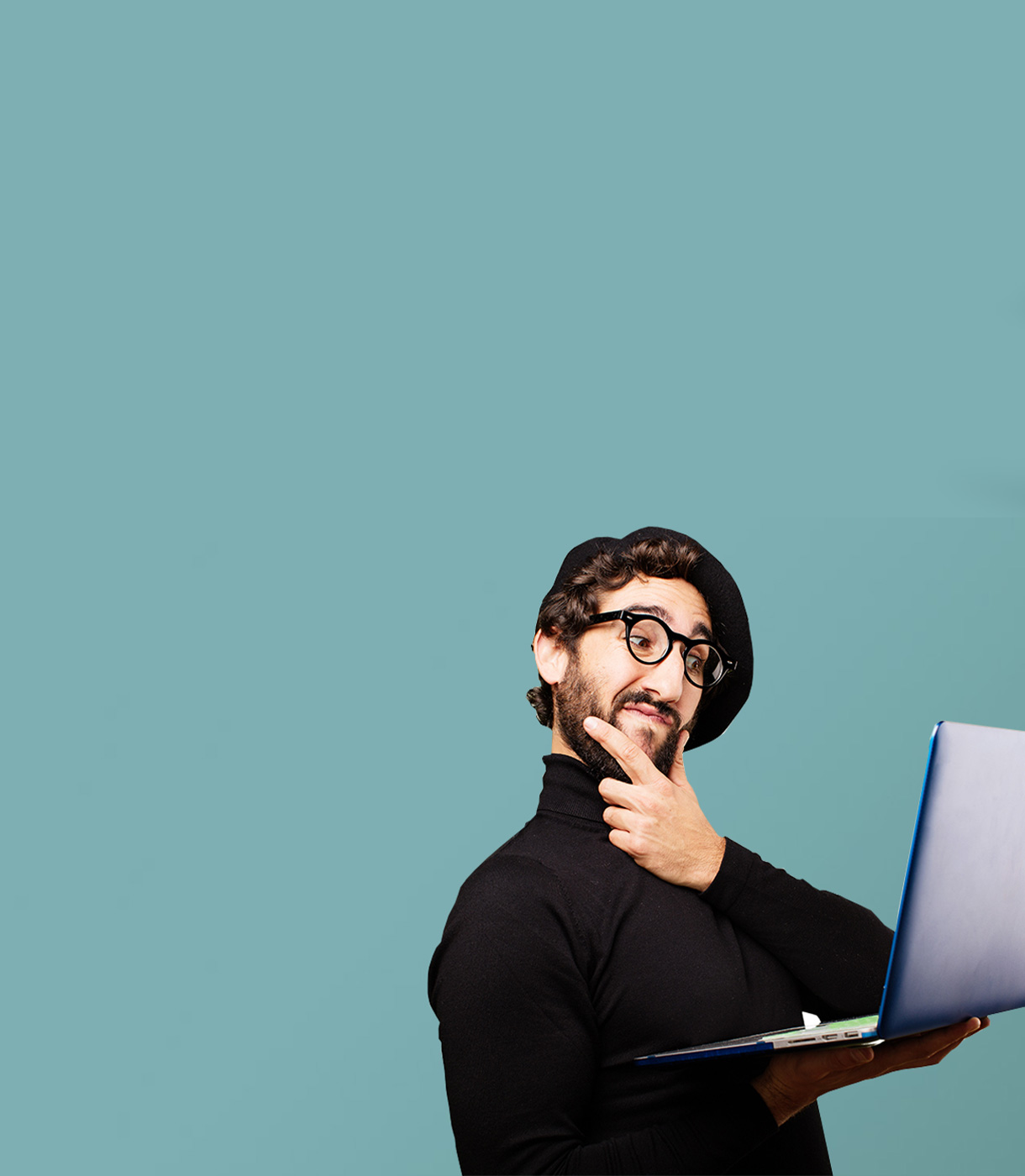 uomo che pensa con un computer portatile in mano con uno sfondo verde acqua vestito di nero