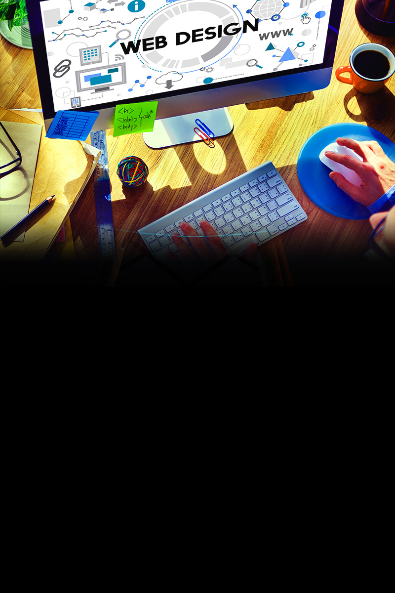 scrivania con tastiera e schermo mentre un tecnico lavora al web design